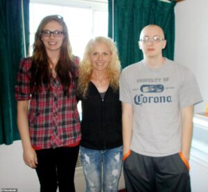 Jake Patterson (right) with mother Deborah (center) in 2015 and sister Katie (left) - <yoastmark class=